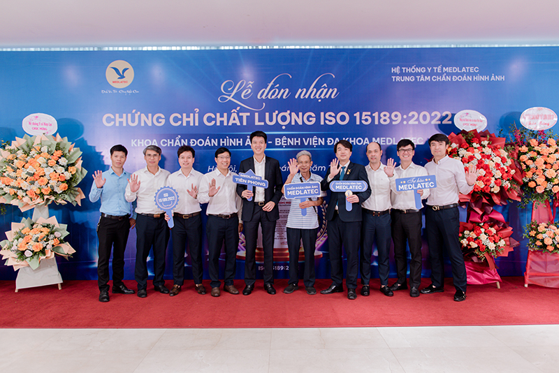 Ban lãnh đạo Hệ thống Y tế MEDLATEC chụp hình lưu niệm trước khi diễn ra buổi lễ  