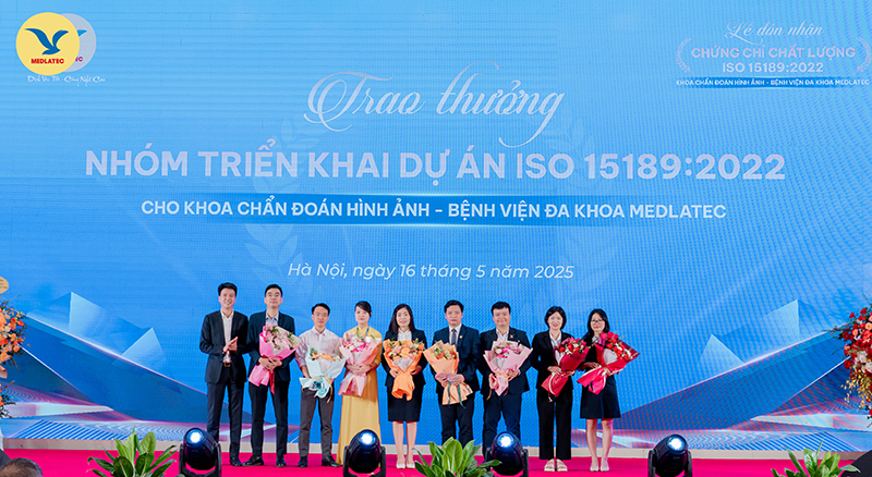 Tổng Giám đốc Nguyễn Trí Anh trao thưởng, ghi nhận sự nỗ lực và đóng góp của đội ngũ cán bộ nhân viên trực tiếp triển khai dự án ISO 15189:2022 