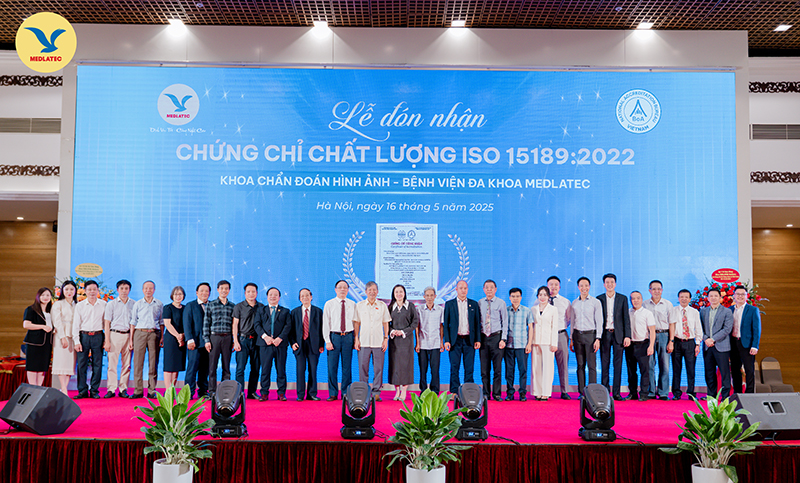 Ban Lãnh đạo Hệ thống Y tế MEDLATEC, Ban Lãnh đạo Bệnh viện Đa khoa MEDLATEC chụp ảnh lưu niệm cùng các vị khách quý và đại diện các đơn vị đối tác 