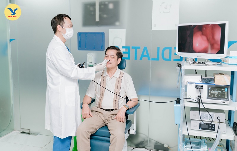 Khách hàng trong quá trình nội soi mũi, khám định kỳ tại Bệnh viện Đa khoa MEDLATEC