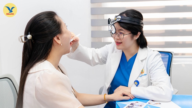 Bệnh nhân thăm khám chuyên khoa Tai - mũi họng để được chẩn đoán đúng nguyên nhân uống nước đá bị đau họng