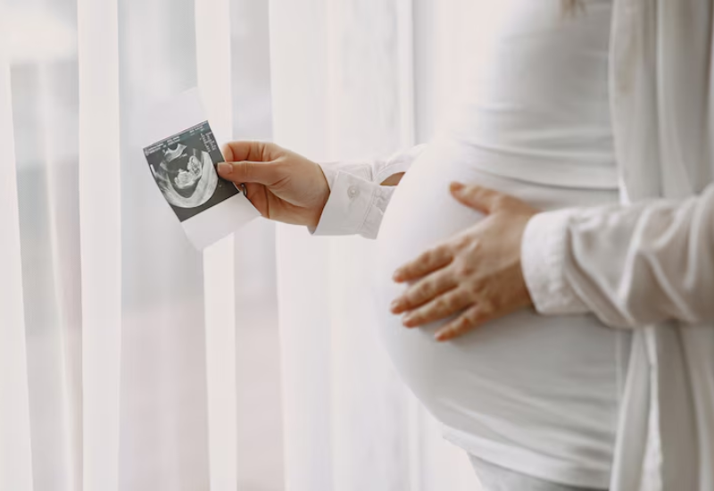Đặt tay lên bụng khi mang thai giúp tăng cường gắn kết tình mẫu tử