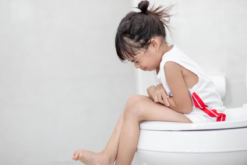 Uống thuốc kháng sinh có thể gây rối loạn tiêu hóa, làm tăng tần suất đi ngoài ở trẻ