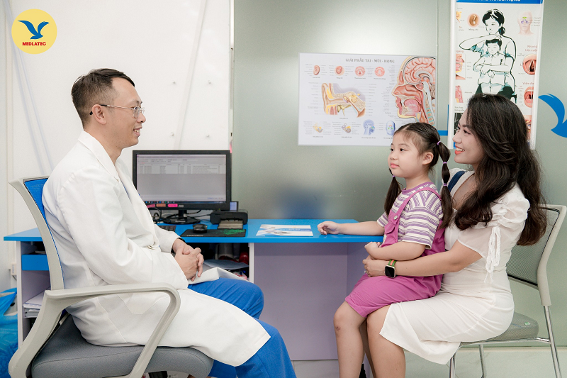 Bác sĩ chuyên khoa giải thích nguyên nhân và hướng dẫn mẹ cách xử trí khi trẻ uống kháng sinh bị đi ngoài