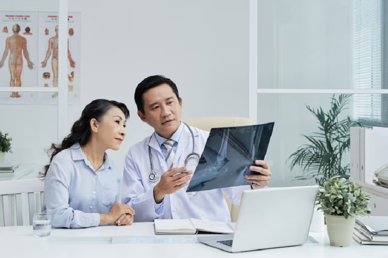 Bệnh nhân được bác sĩ giải đáp viêm đa khớp có chữa được không và hướng dẫn phác đồ điều trị