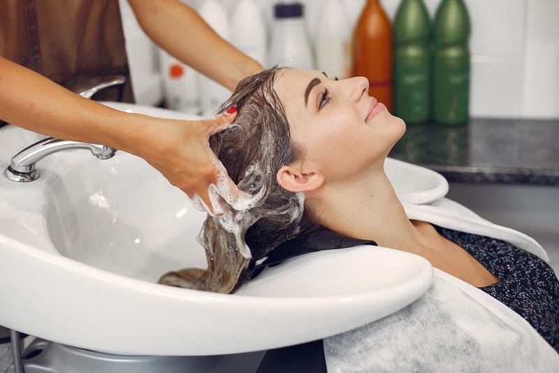 Bạn nên lựa chọn dầu gội phù hợp với chất tóc và loại da đầu