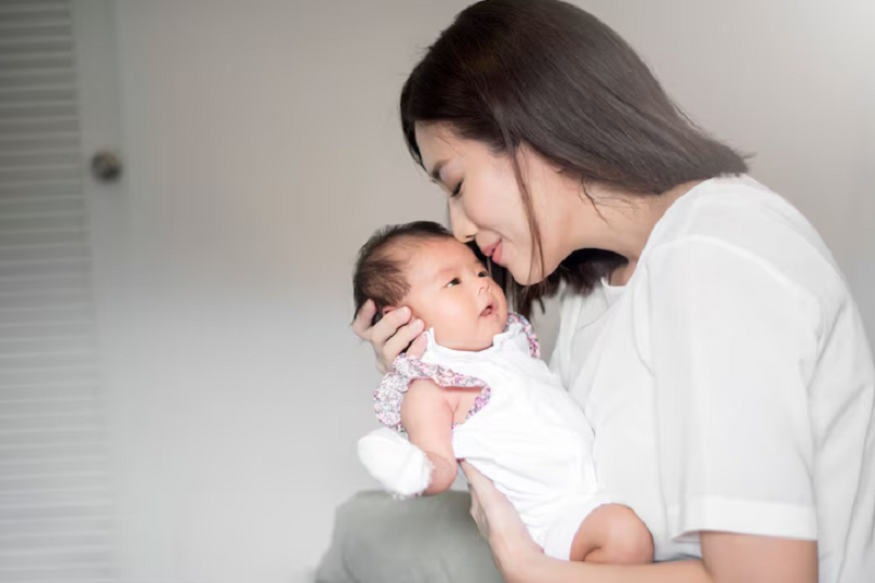 Mẹ ôm ấp, vỗ về giúp trẻ được thư giãn và giảm quấy khóc