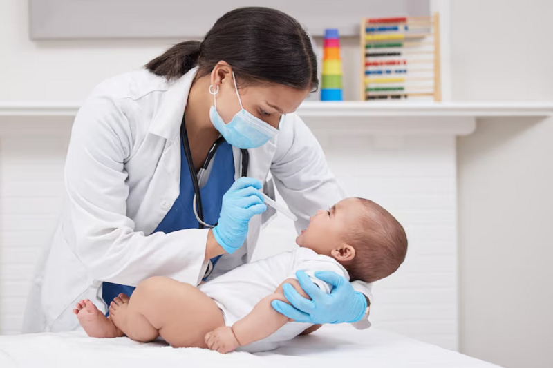 Trẻ sơ sinh bị khản tiếng kèm dấu hiệu sức khỏe bất thường cần được bác sĩ chuyên khoa thăm khám