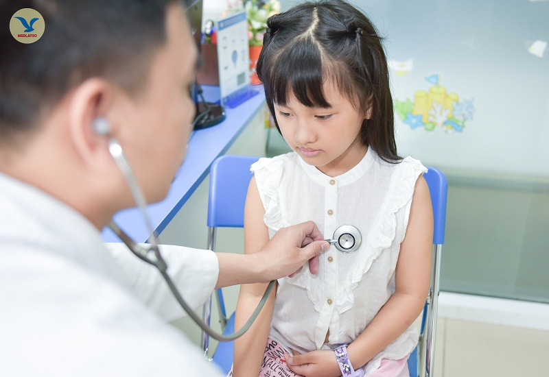 Cha mẹ cần đưa trẻ đến cơ sở y tế càng sớm càng tốt khi trẻ bị nôn bất thường