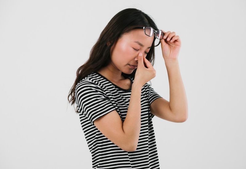 Người bệnh cần lưu ý hạn chế dụi mắt, tác động mạnh vào vùng mắt sau phẫu thuật hạ áp hốc mắt