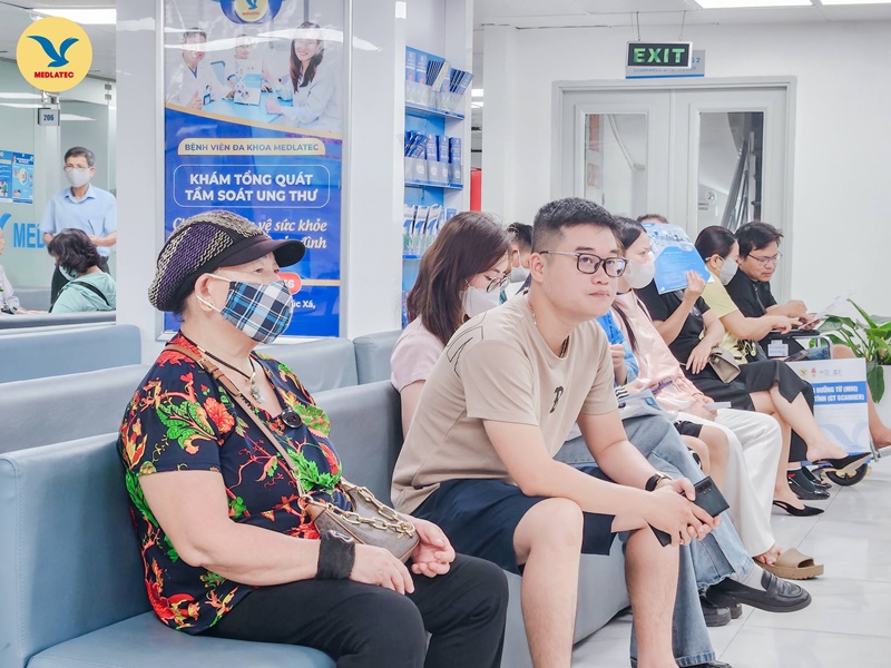 Người bệnh nên đi khám để được bác sĩ tư vấn và lên phác đồ điều trị phù hợp