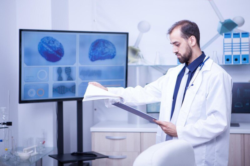 Cần theo dõi và thăm khám định kỳ sau chấn thương đầu để phát hiện sớm các biến chứng như tiêu xương sọ