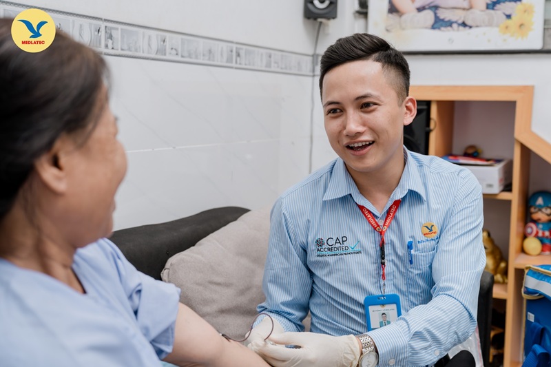 Nhân viên y tế của MEDLATEC hỗ trợ lấy mẫu xét nghiệm tại nhà 