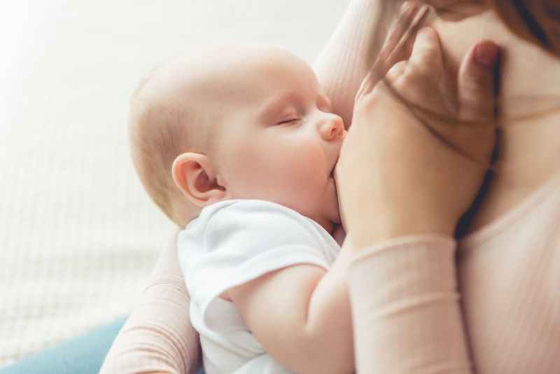 Oxytocin giúp hỗ trợ nuôi con bằng sữa mẹ, hình thành các kỹ năng chăm sóc bé một cách bản năng hơn