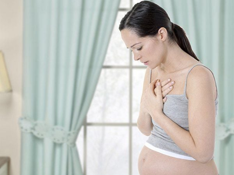Tim đập nhanh và thở dốc là những dấu hiệu của bệnh Basedow ở phụ nữ mang thai. Ảnh minh họa 