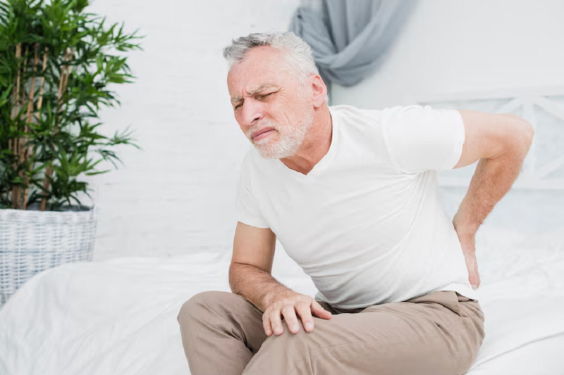 Người bệnh bị đau nhức vùng hông và mông do viêm khớp cùng chậu