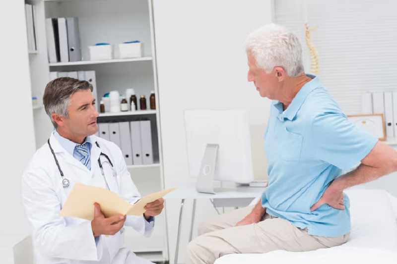 Người bệnh được bác sĩ giải đáp viêm khớp cùng chậu có chữa khỏi được không và hướng dẫn điều trị
