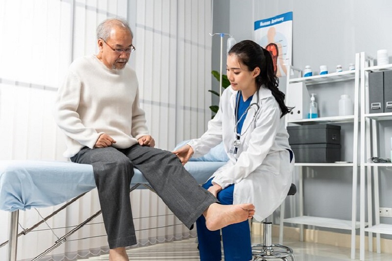 Người bệnh được bác sĩ thăm khám, đánh giá để quyết định có nên thay khớp gối nhân tạo không