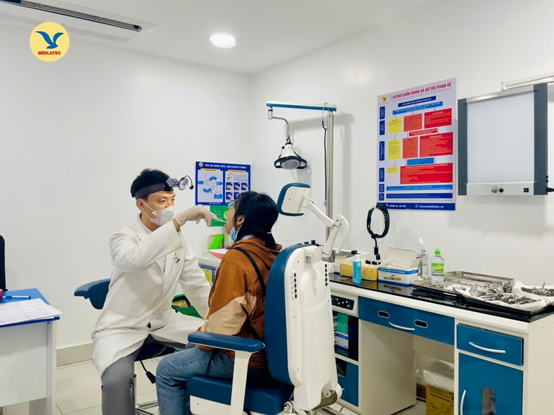 Bạn nên đi khám nếu đau họng, khô họng kéo dài