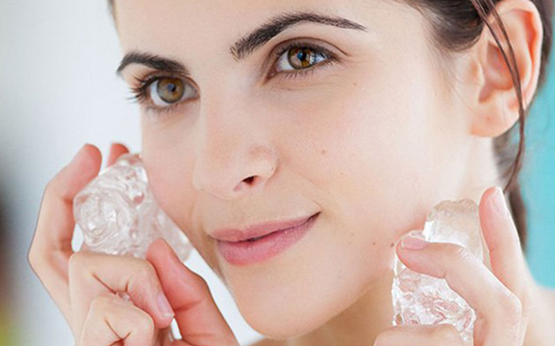 Rửa mặt bằng nước đá mang lại hiệu quả se khít lỗ chân lông 