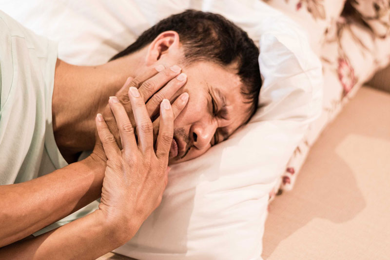Sưng và đau tại vùng tuyến nước bọt bị viêm là triệu chứng điển hình của bệnh viêm tuyến nước bọt