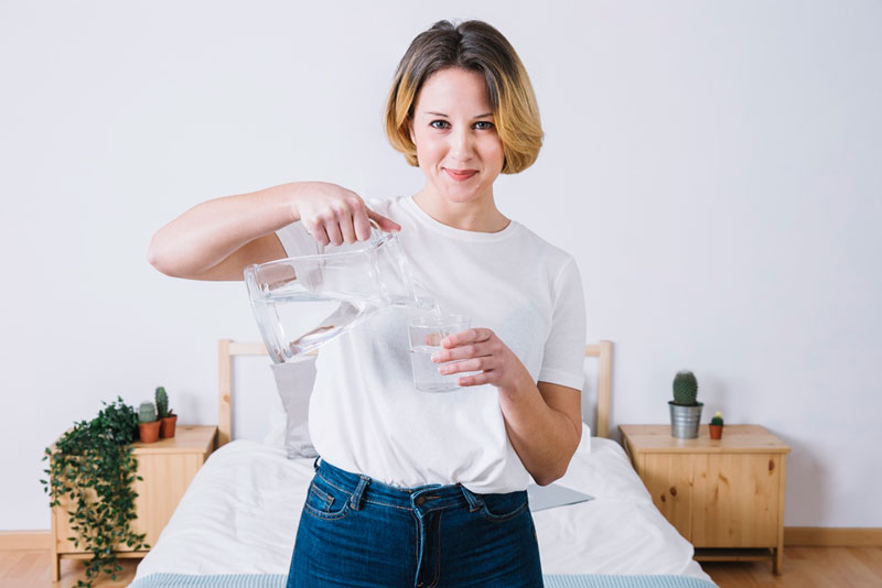 Bổ sung đủ nước hàng ngày là một trong những cách giúp bạn phòng ngừa đau đầu