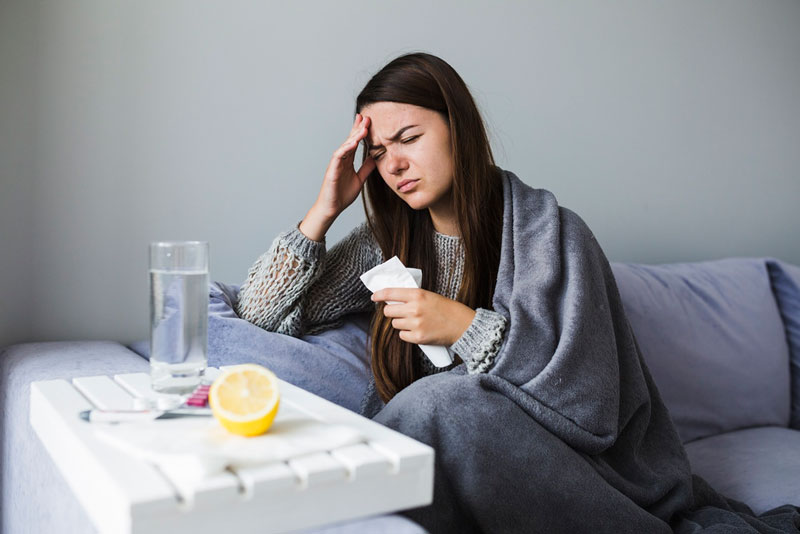 Lên cơn sốt hoặc ớn lạnh là một trong những triệu chứng thường gặp ở người nhiễm SARS-CoV-2 biến thể XEC 