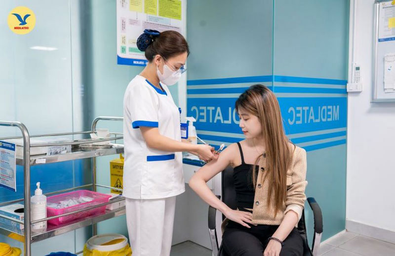 Để phòng ngừa SARS-CoV-2, bạn cần chủ động tiêm vắc xin theo hướng dẫn của Bộ Y tế