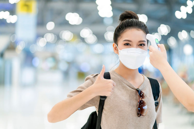 Khi đi ra ngoài, bạn hãy nhớ đeo khẩu trang