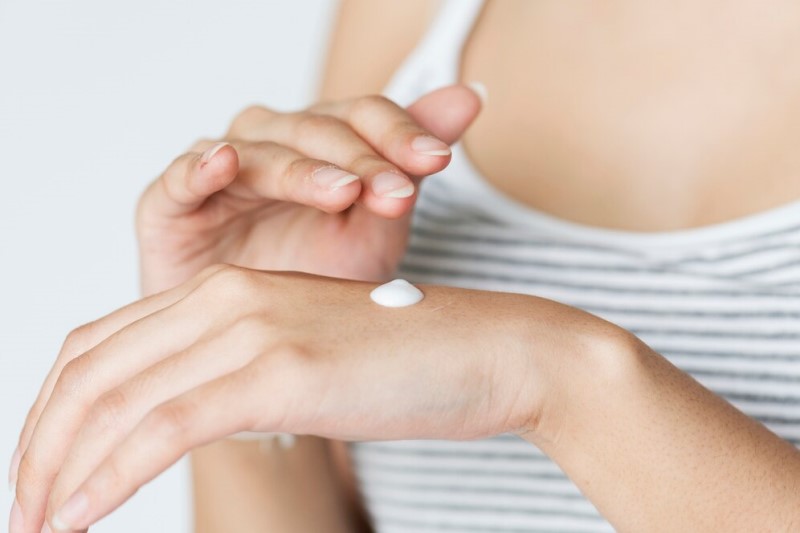Thoa kem dưỡng ẩm giúp cải thiện trình trạng lichen đơn dạng mãn tính