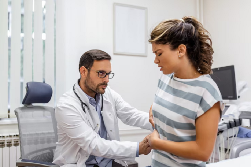 Bệnh nhân được bác sĩ thăm khám, tìm nguyên nhân đau bụng
