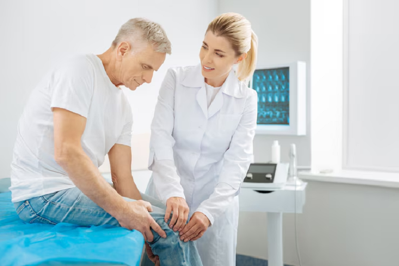 Bác sĩ chuyên khoa thăm khám, giúp người bệnh chẩn đoán và điều trị đau nhức xương khớp đúng hướng