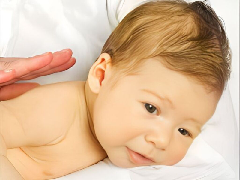 Cha mẹ cần theo dõi chặt chẽ sức khỏe của trẻ để kịp thời phát hiện bất thường nếu có 