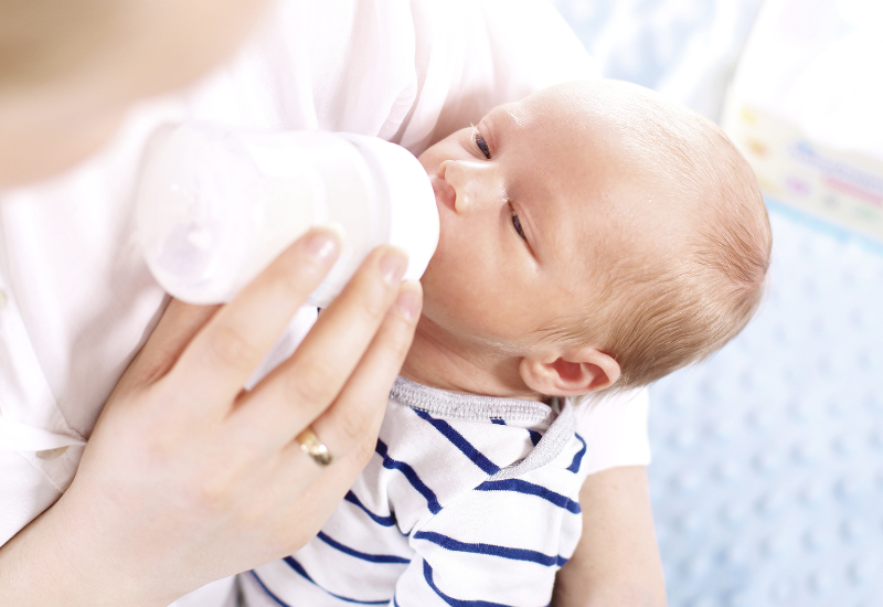 Khi trẻ bú mẹ hoặc bú bình, lực ma sát có thể khiến môi trẻ sơ sinh bị rộp trắng