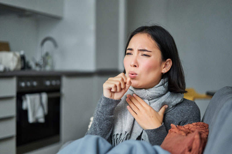 Ho khan hoặc ho kèm theo đờm là triệu chứng thường xuất hiện ở người bị nhiễm XEC