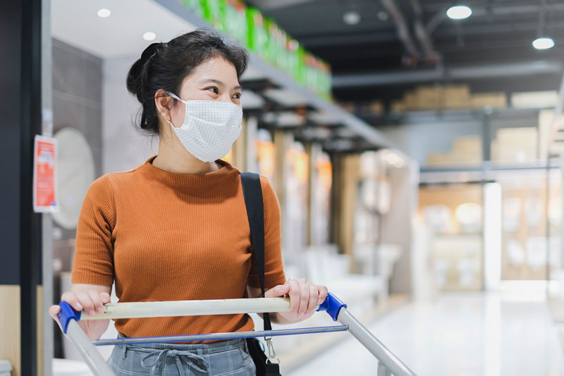 Nếu phải đi ra ngoài, bạn hãy nhớ đeo khẩu trang