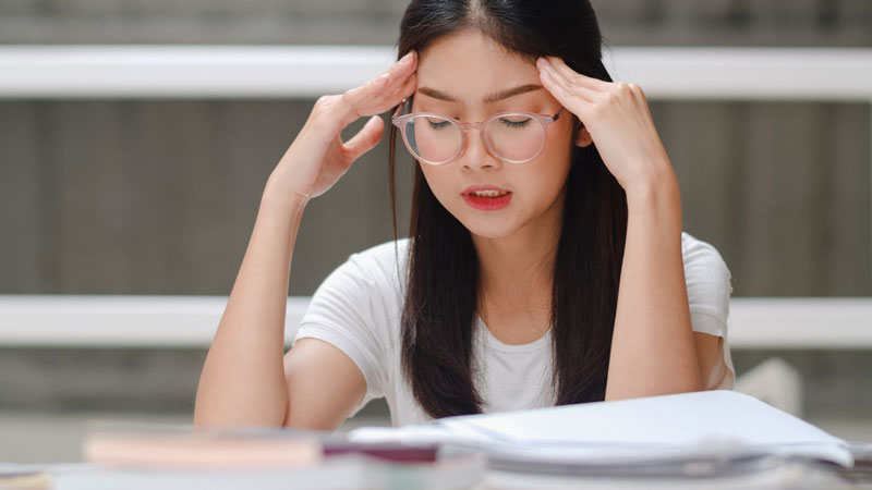 Thị lực kém là một trong những dấu hiệu cảnh báo tình trạng mạch máu não bị dị tật 