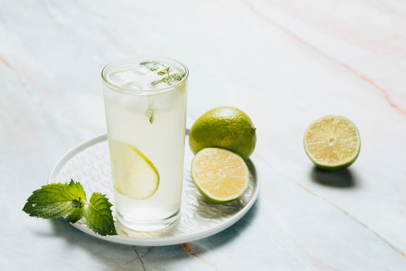 Nước chanh tươi cũng là lựa chọn hợp lý cho mùa hè nắng nóng