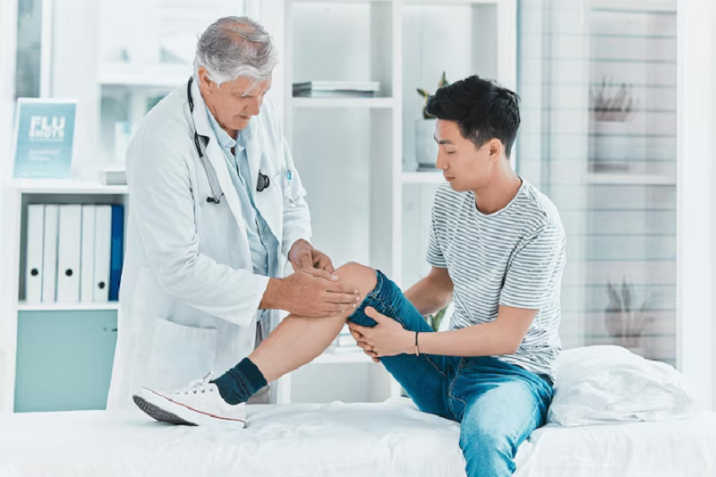 Ngải cứu chữa đau khớp gối chỉ giảm đau tạm thời, người bệnh cần khám bác sĩ chuyên khoa để điều trị đúng hướng
