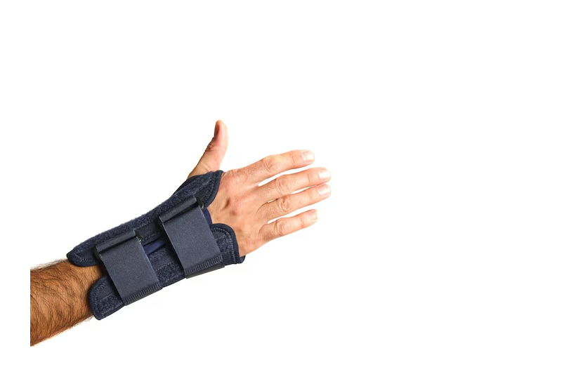 Đeo nẹp giúp giảm đau cổ tay