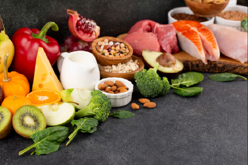 Cách chữa đau khớp cổ tay tại nhà đơn giản nhất là bổ sung thực phẩm giàu khoáng chất và vitamin tốt cho xương khớp
