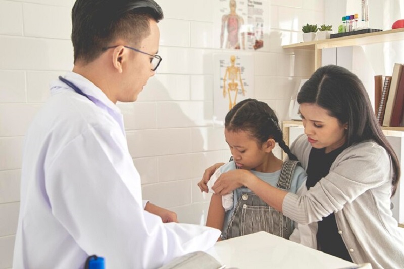 Thăm khám bác sĩ chuyên khoa giúp cha mẹ biết trẻ bị chốc lở nên kiêng gì và điều trị bằng cách nào