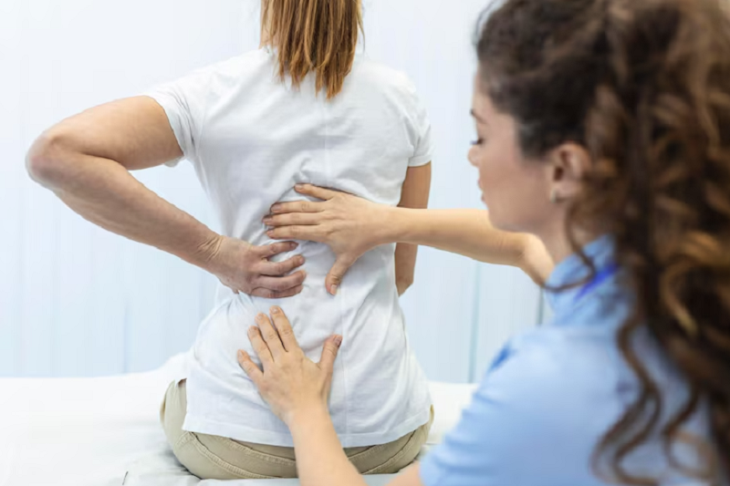 Thoái hóa cột sống có thể gây đau nhức xương khớp tê bì chân tay