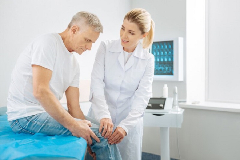 Thăm khám bác sĩ chuyên khoa giúp người bệnh được chẩn đoán đúng nguyên nhân đau nhức xương khớp tê bì chân tay