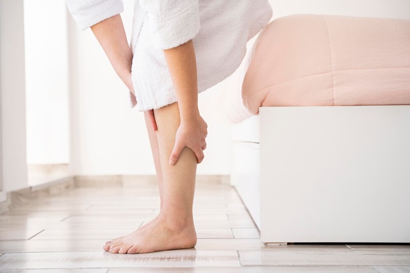 Giãn tĩnh mạch ở chân khiến người bệnh hoạt động khó khăn