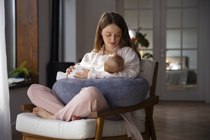 Mẹ cần cho trẻ bú đúng cách để tránh gây nôn trớ. 