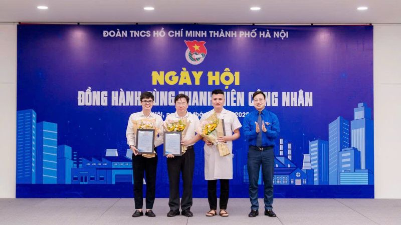 Thành đoàn Hà Nội ghi nhận đóng góp của các đơn vị đồng hành tạo nên thành công của chương trình - Ông Nguyễn Đình Bắc (áo trắng, đầu tiên bên trái) - đại diện Hệ thống Y tế MEDLATEC lên đón nhận Bằng khen tại chương trình