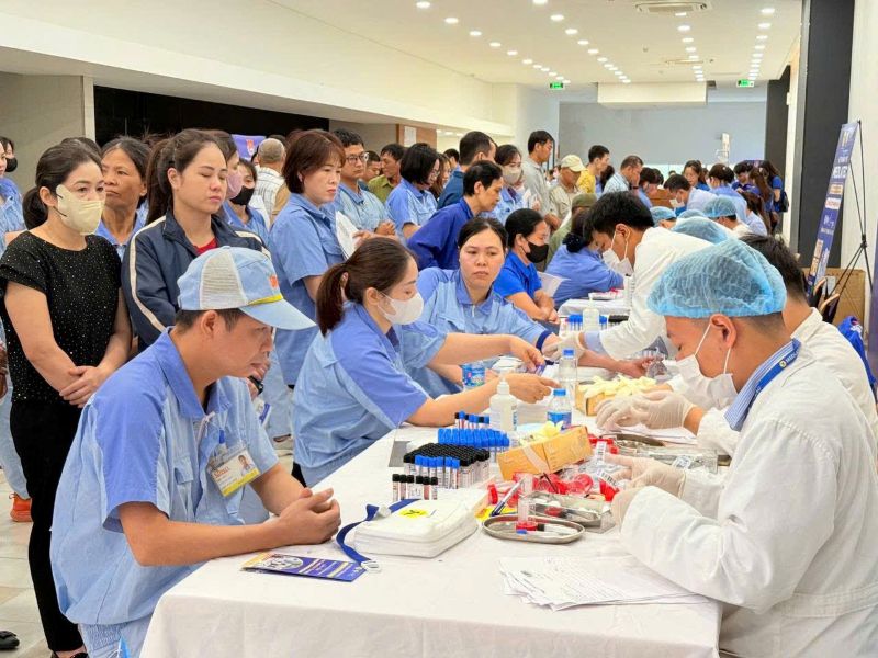500 thanh niên công nhân tham gia chương trình được lấy mẫu xét nghiệm miễn phí