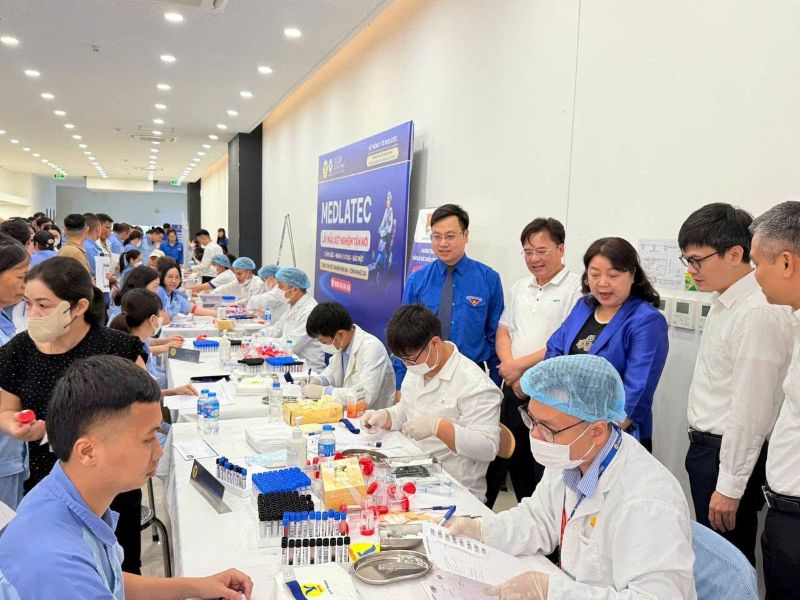 Phó Bí thư Thành đoàn Hà Nội - Trần Quang Hưng cùng đại diện các đơn vị đi thăm khu vực lấy mẫu xét nghiệm của Hệ thống Y tế MEDLATEC tại chương trình