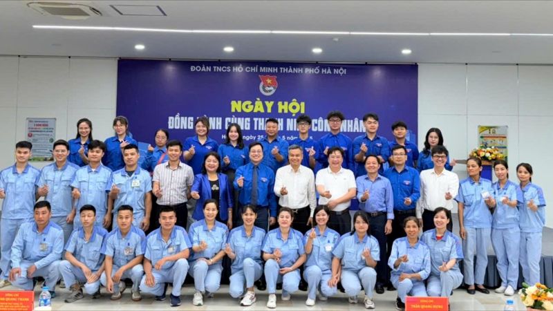 Đại diện Hệ thống Y tế MEDLATEC - Ông Nguyễn Đình Bắc - Phó Giám đốc Trung tâm Tại nhà toàn quốc, Giám đốc Trung tâm Tại nhà Hà Nội (áo trắng, hàng thứ 2, vị trí thứ 4 từ phải sang) chụp ảnh lưu niệm cùng Ban tổ chức tại Ngày hội đồng hành cùng thanh niên công nhân